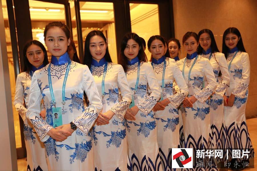 互聯(lián)網(wǎng)大會(huì)禮儀穿青花瓷旗袍亮相