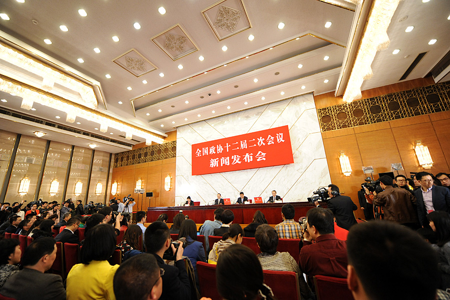 2014兩會首場發布會記者表情：“拍照神器”