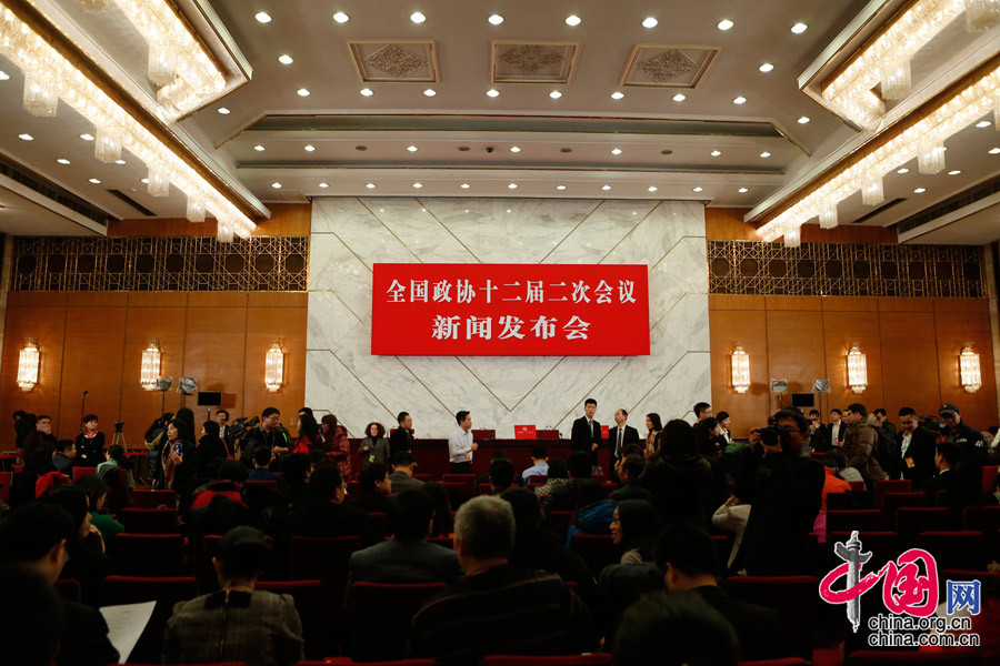 2014兩會(huì)首場發(fā)布會(huì)記者表情：“拍照神器”