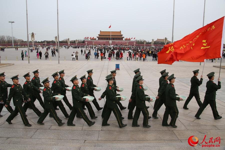 北京迎全國兩會數百武警洗天安門護欄