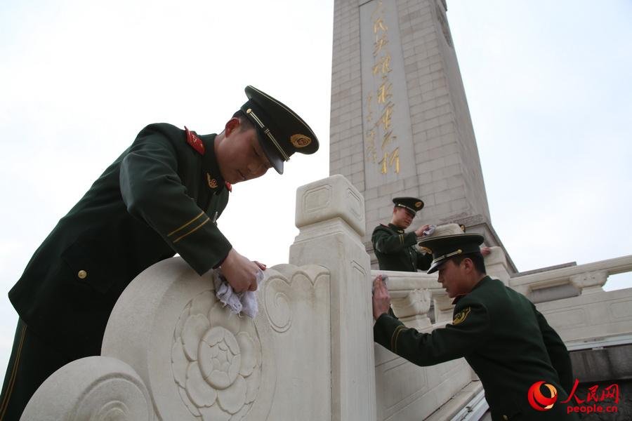 北京迎全國兩會數百武警洗天安門護欄