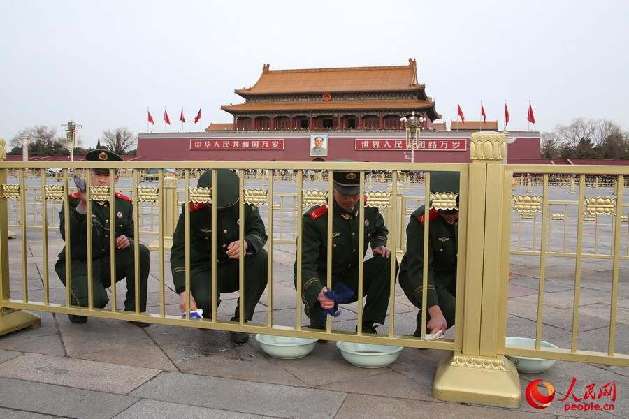 北京迎全國兩會數百武警洗天安門護欄