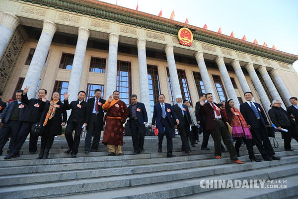 在美華人熱議中國兩會 關注改革反腐等熱門議題