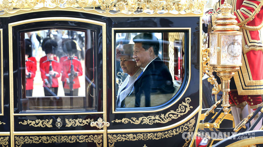 習(xí)近平與英國(guó)女王伊麗莎白二世同乘金馬車