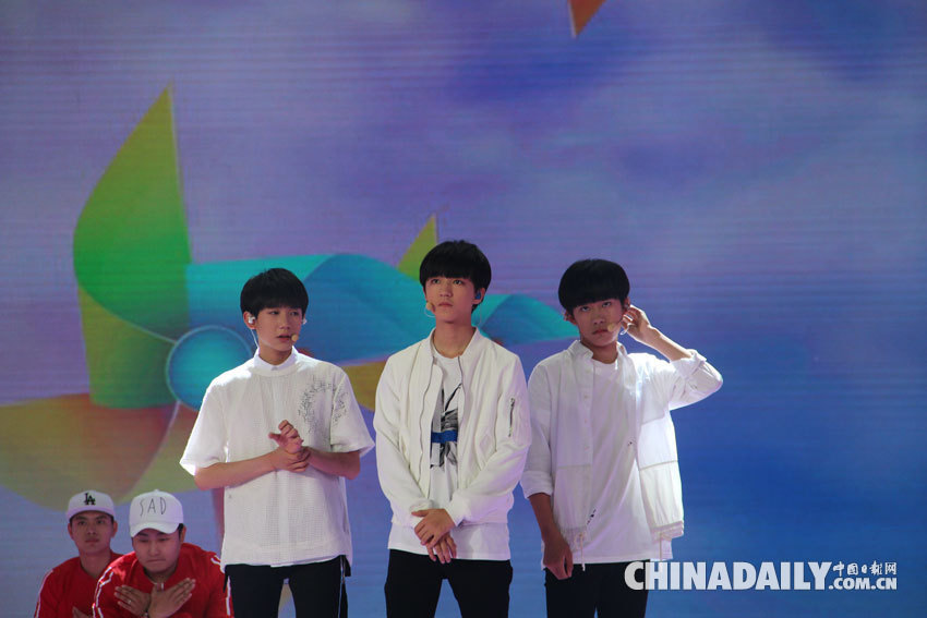 TFBOYS參加央視六一晚會錄制 并為中國日報35周年獻祝福