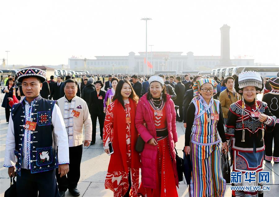 十二屆全國(guó)人大五次會(huì)議在北京閉幕 代表抵達(dá)天安門(mén)廣場(chǎng)