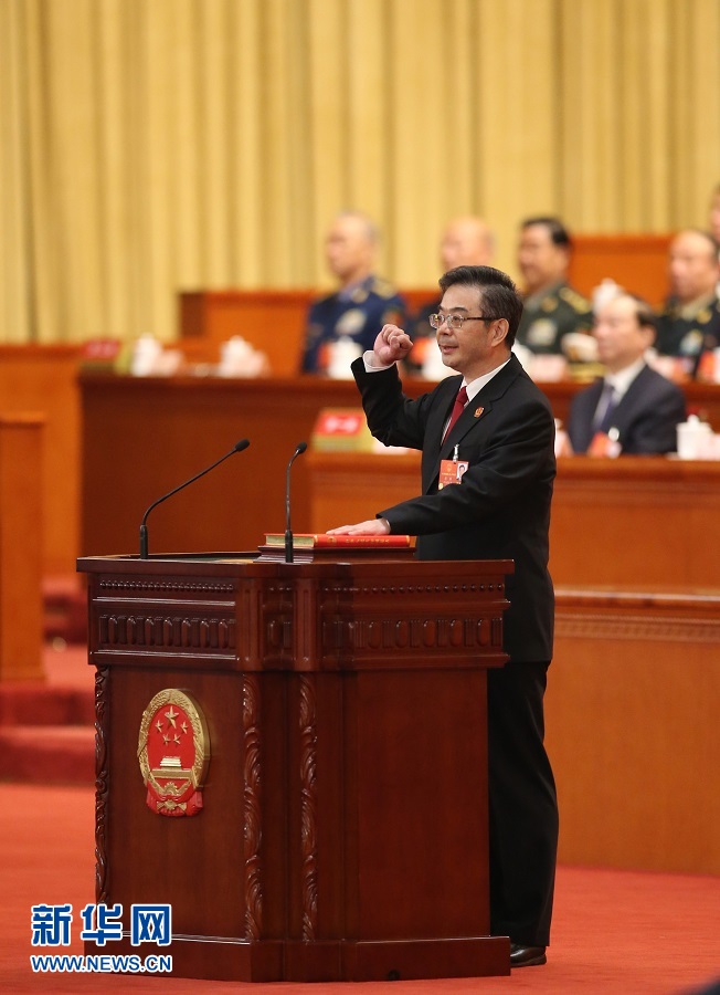 十三屆全國人大一次會議舉行第六次全體會議 根據國家主席習近平的提名決定李克強為國務院總理 國家主席習近平簽署主席令任命