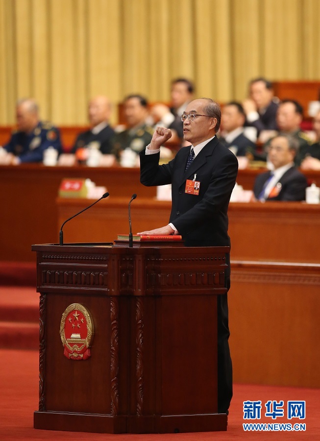 十三屆全國人大一次會議舉行第六次全體會議 根據國家主席習近平的提名決定李克強為國務院總理 國家主席習近平簽署主席令任命