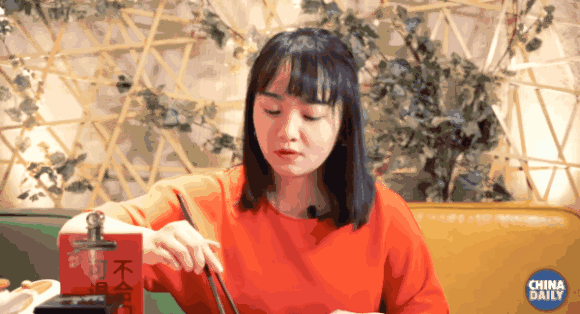 【學(xué)中文懂中國】英國小哥有點(diǎn)飄了，都敢和中國小姐姐比賽包餃子了！