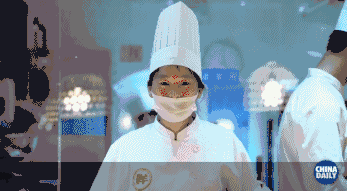 【學(xué)中文懂中國】英國小哥有點(diǎn)飄了，都敢和中國小姐姐比賽包餃子了！