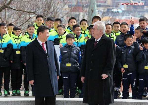 習近平會見中捷冰球、足球少年運動員