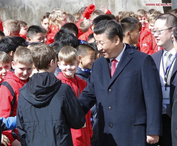 習近平會見中捷冰球、足球少年運動員