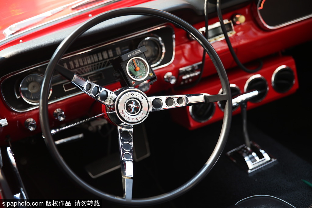 稀有古董車大集結(jié) 莫斯科舉行復古車游行
