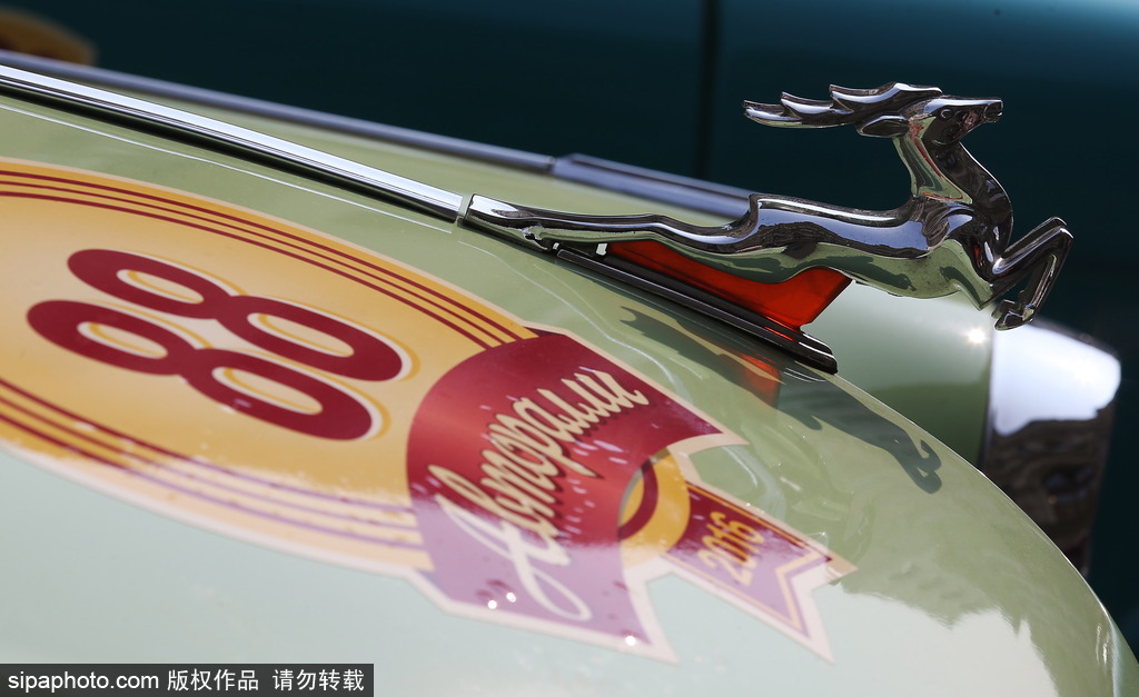稀有古董車大集結(jié) 莫斯科舉行復古車游行