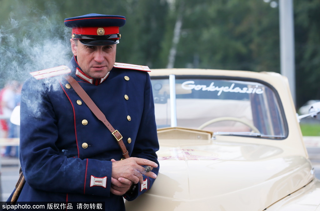 稀有古董車(chē)大集結(jié) 莫斯科舉行復(fù)古車(chē)游行