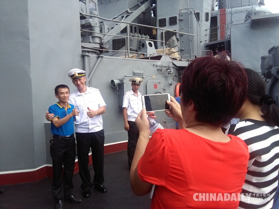 中俄演習(xí)艦艇對(duì)外開放 湛江市民排隊(duì)參觀