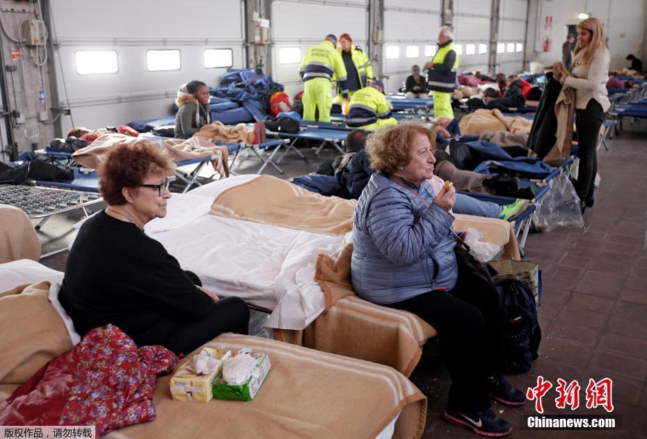 意大利接連地震致數十人傷 受災民眾體育館內避難