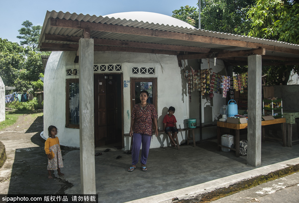 印尼海嘯十年后的災(zāi)民村 圓頂房屋造型奇特成旅游景點(diǎn)