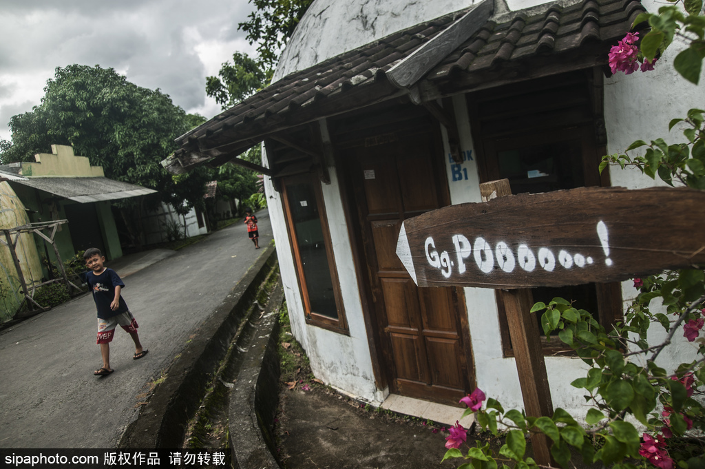 印尼海嘯十年后的災(zāi)民村 圓頂房屋造型奇特成旅游景點(diǎn)