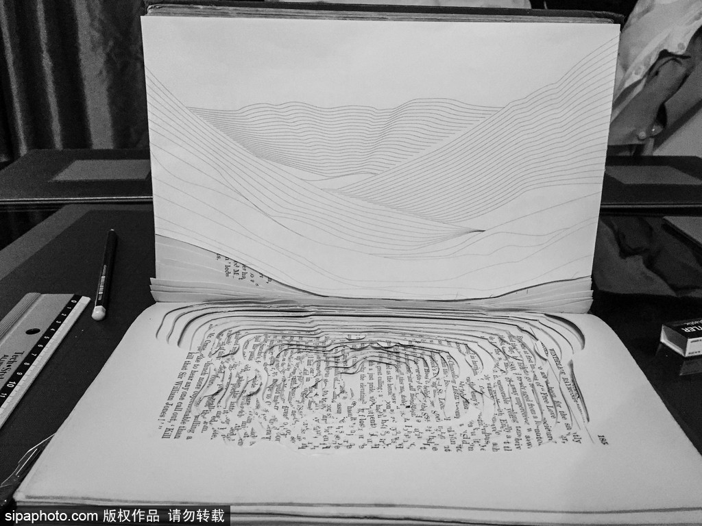 英國設計師打造立體書頁雕塑 重現(xiàn)哈利波特經(jīng)典場景