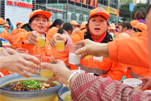 暖心！重慶一餐飲店請526名環衛工吃團年飯