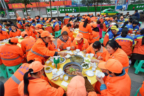 暖心！重慶一餐飲店請526名環(huán)衛(wèi)工吃團(tuán)年飯