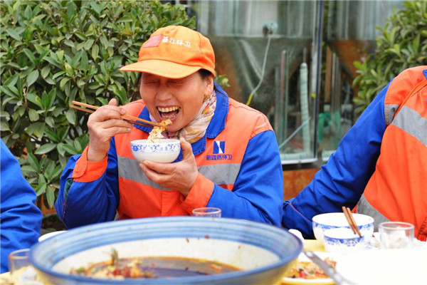 暖心！重慶一餐飲店請526名環(huán)衛(wèi)工吃團(tuán)年飯