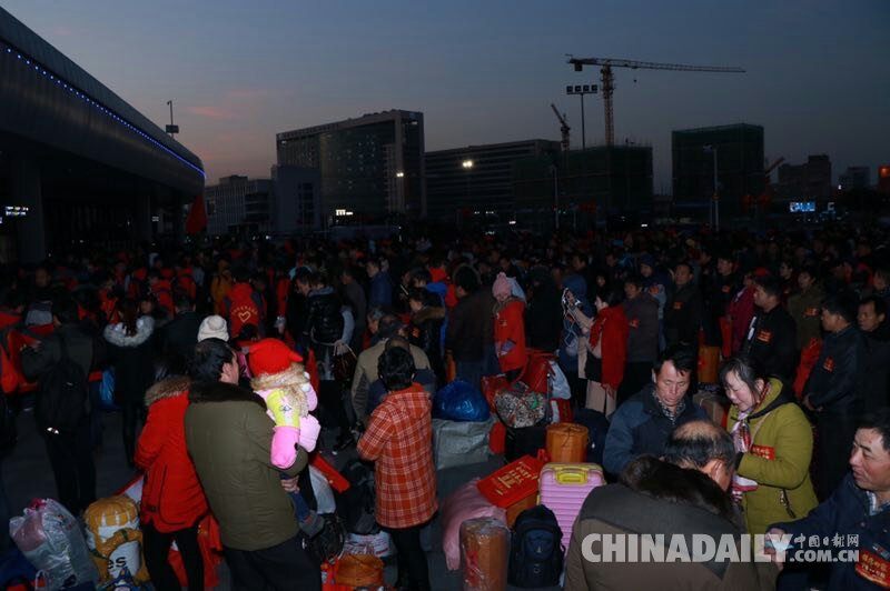開往家鄉(xiāng)的專列：1200多名阜陽農(nóng)民工免費(fèi)乘專列返鄉(xiāng)