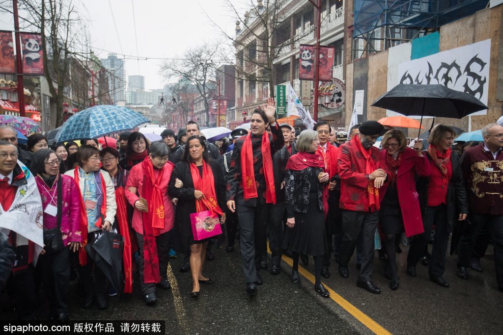 加拿大總理特魯多身著唐裝參加春節游行 撫摸舞獅頭激萌十足