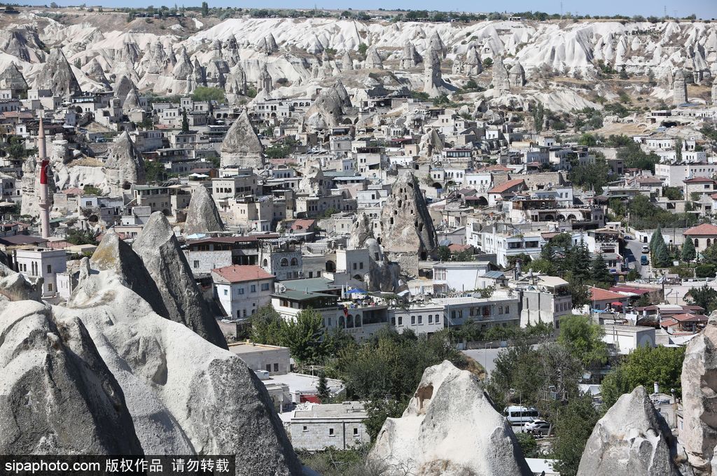 盤點土耳其之旅必去地 體驗原汁原味當?shù)赜?/></p>

<p>卡帕多西亞（La Cappadoce），位于土耳其中部的卡帕多西亞以其童話般的斑點巖層而聞名：奇特的巖石構造、巖洞和半隱居人群的歷史遺跡令人神往。這里起初是基督教徒躲避羅馬迫害的避難處，公元4世紀，一群僧侶建立了卡帕多西亞的主要部分。土耳其的卡帕多西亞，它被美國《國家地理》雜志社評選為十大地球美景之一。是地球上最適合乘熱氣球的兩個地方之一。安納托利亞高原的卡帕多西亞(Cappadocia)地區(qū)山巒起伏，溝壑縱橫，溝壑與谷澗之中，是一片又一片的“石柱森林”。林林總總的石柱，沖天而立，形成獨特的景觀。這個地區(qū)南邊的埃爾吉亞斯山和哈桑山以前是活火山，巖漿和巖灰冷卻凝固后形成厚厚一層凝灰?guī)r。年長日久，凝灰?guī)r在陽光的暴曬和風霜雨雪的侵蝕之下，松軟的部分剝蝕殆盡，在地上形成峽澗溝壑，在地下形成暗流巖洞。比較堅實的部分殘留下來，則形成千姿百態(tài)的巖石。其中，有壁立千仞的懸崖，有蜿蜒數(shù)十里的褶皺，更多的則是像蘑菇、樹樁、尖塔一樣的石筍和石柱，構成奇石林立的露天博物館。最大的奇石博物館在居里美附近。居里美是一個只有三四十戶人家的小村莊。村莊內(nèi)外，到處是一眼望不盡的石柱，真是千石嶙峋，萬巖崢嶸。有的高僅十幾米，有的則高達幾十米；有的像一根纖細的電線桿，有的則像一座巨大的碉堡。有的呈淺紅色、赭色或棕色，有的則呈灰色、土黃色或乳白色。巖石表面甚為光潔，隨著陽光和云影的變幻不斷改變自己的色調(diào)。</p>
</div>

<div width=