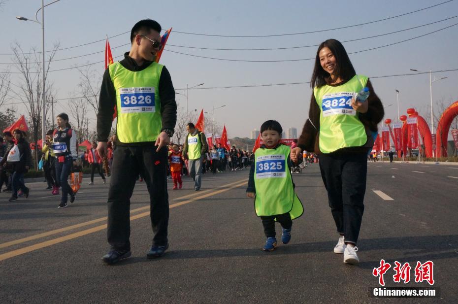 鄭州市民徒步走迎二月二“龍抬頭”（組圖）