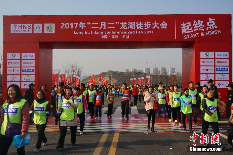 鄭州市民徒步走迎二月二“龍抬頭”（組圖）