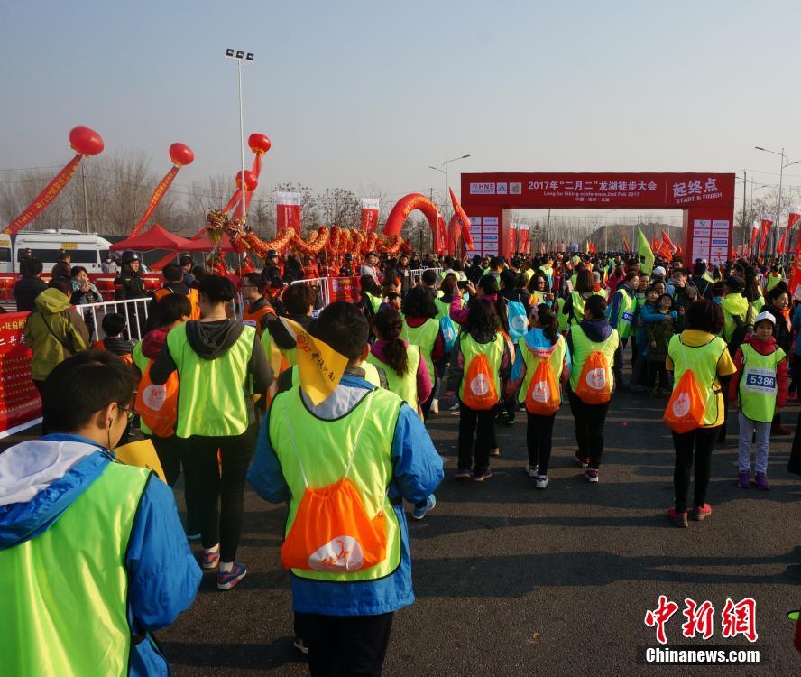 鄭州市民徒步走迎二月二“龍抬頭”（組圖）