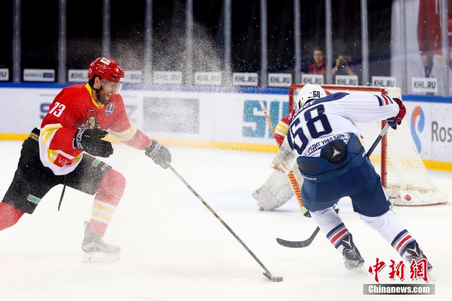北京五棵松上演KHL冰球聯賽 英達現身觀賽（組圖）