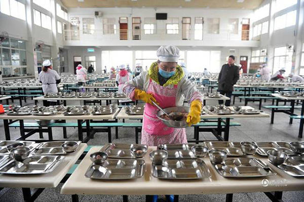 最大農村寄宿小學 近千人靠“剪刀石頭布”打飯