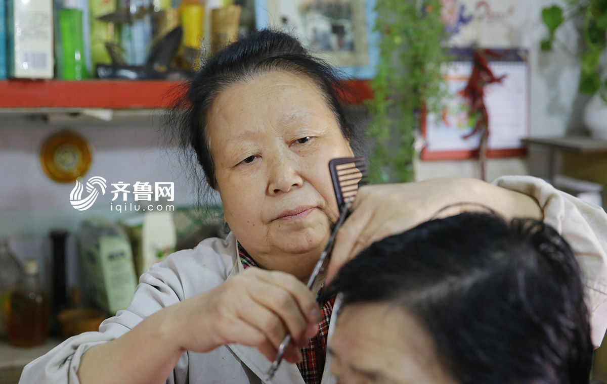 圖片故事：二月二“剃龍頭”：理發師堅守傳統技藝43年[組圖]