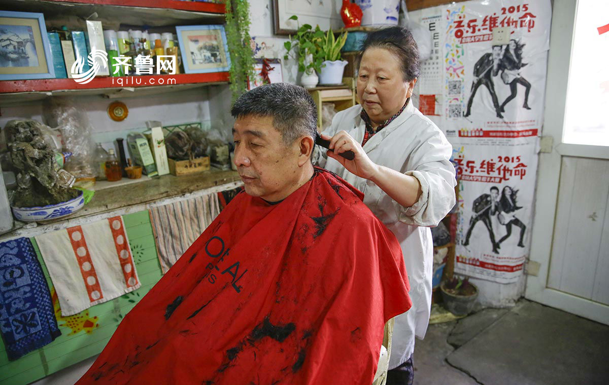 圖片故事：二月二“剃龍頭”：理發(fā)師堅守傳統(tǒng)技藝43年[組圖]