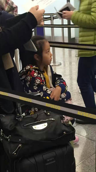趙薇帶愛女搭地鐵 小四月蹲坐地上好呆萌