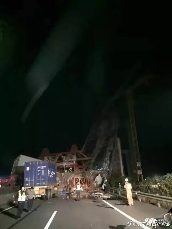 福建高架橋坍塌 現(xiàn)場(chǎng)5人墜落2輛車被砸【組圖】