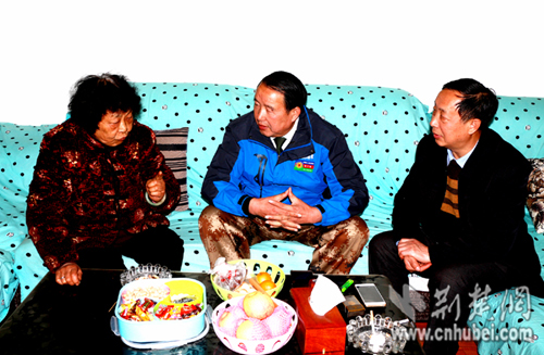 孝昌老兵不忘38年前戰(zhàn)友 相邀看望烈士的母親(圖)