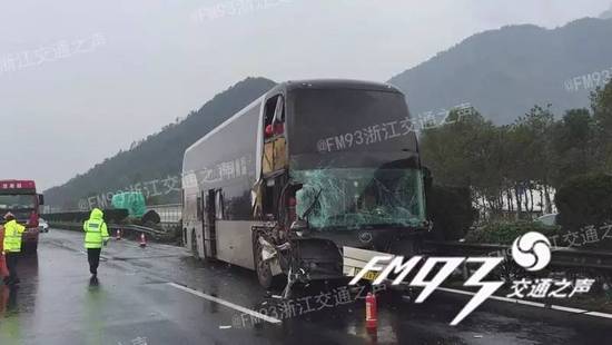 大巴司機(jī)閉眼開車 “夢(mèng)游”20秒出車禍致1亡