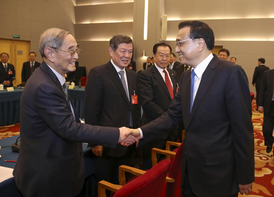李克強看望經濟、農業界全國政協委員并參加聯組討論