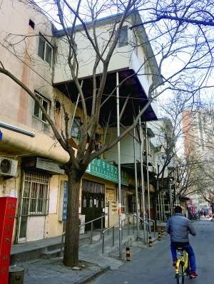 北京街頭現“懸空房” 由幾根鋼管支起居民擔憂(圖)