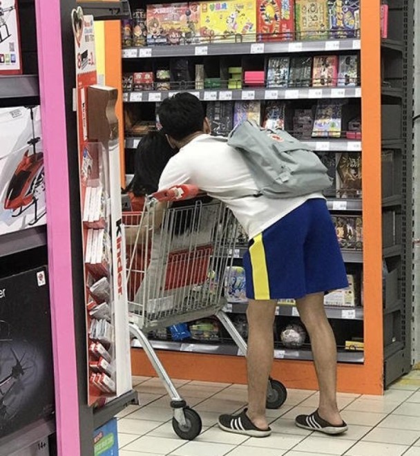 學生情侶超市舉止親密引不滿