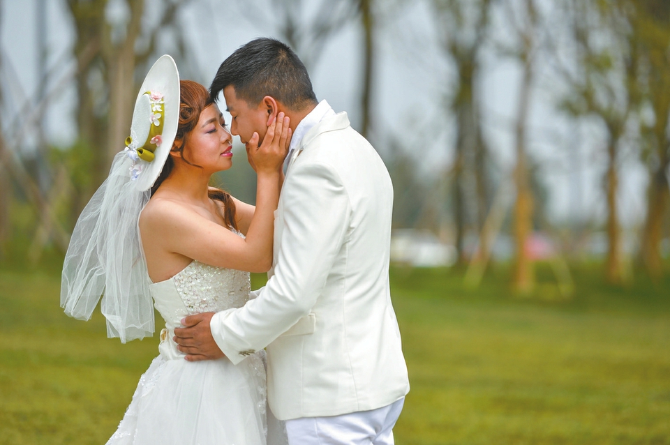 甜蜜浪漫！三對打工夫妻成都興隆湖邊補(bǔ)拍婚紗照（組圖）