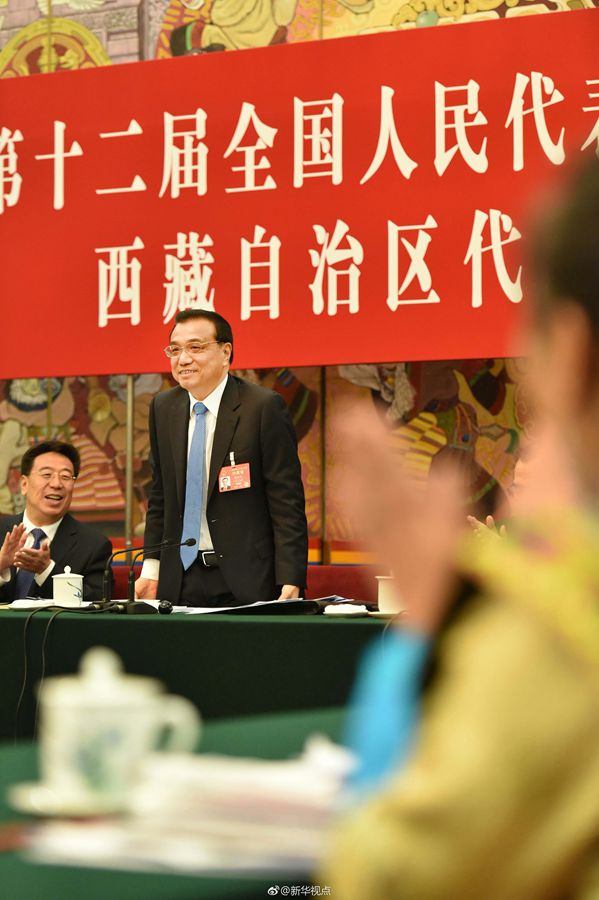 李克強參加西藏代表團(tuán)審議：民族團(tuán)結(jié)要像糌粑和糍粑那樣捏成團(tuán)、聚成團(tuán)、抱成團(tuán)