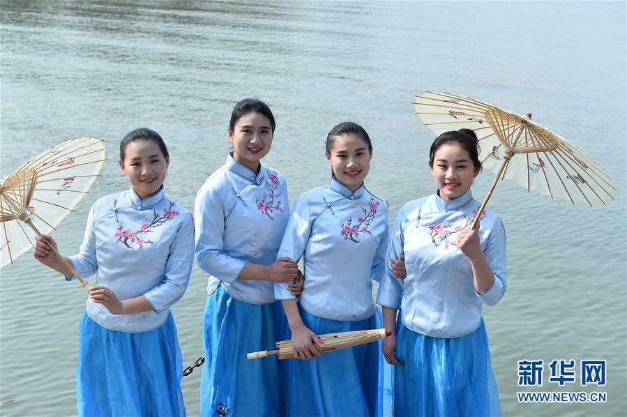 水鄉“服飾秀” 喜迎三八婦女節(組圖)