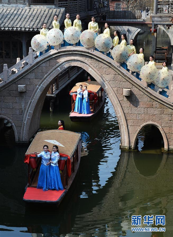 水鄉(xiāng)“服飾秀” 喜迎三八婦女節(jié)(組圖)