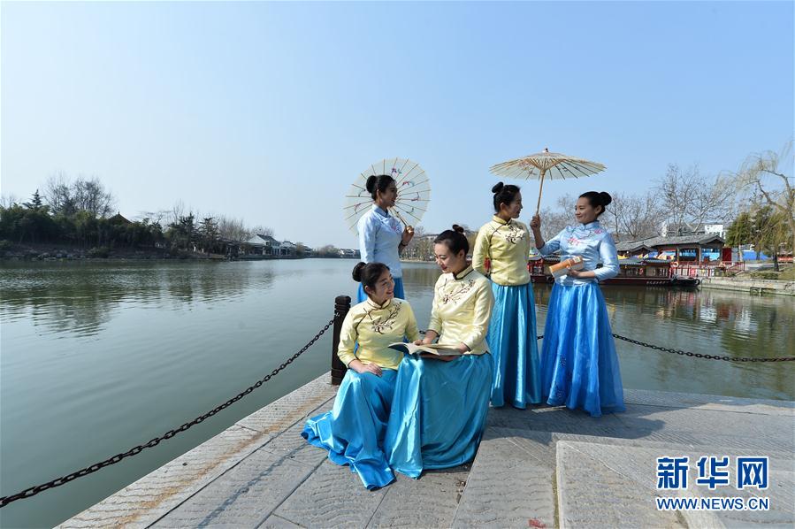 水鄉“服飾秀” 喜迎三八婦女節(組圖)