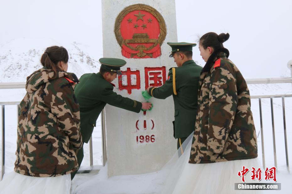 邊防官兵在海拔5100米的國(guó)門(mén)舉行婚禮